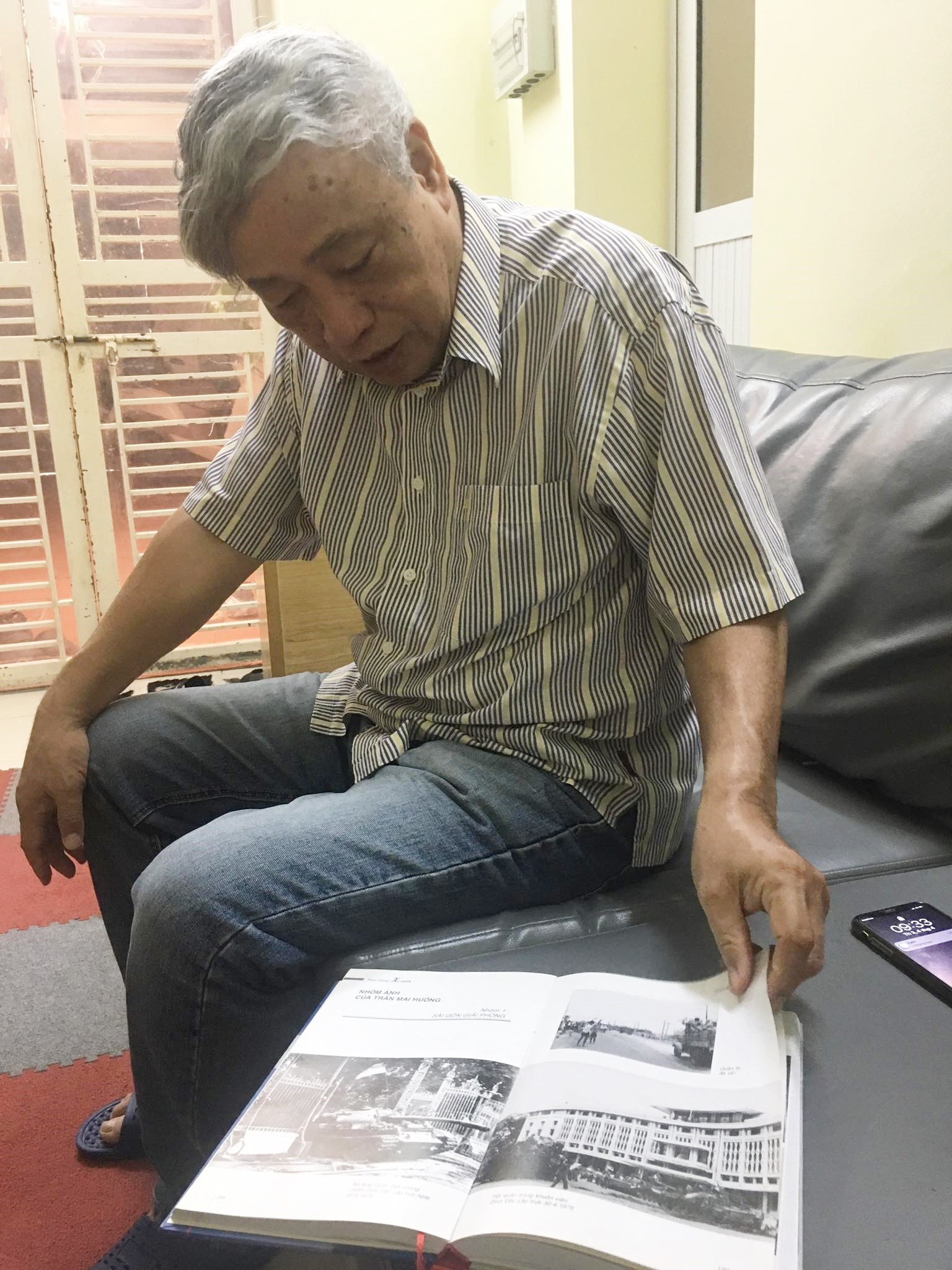 Nhà báo Trần Mai Hưởng bên cuốn hồi ký “Năm tháng xa xanh”.