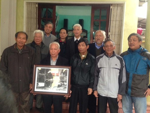 Phóng viên tổ mũi nhọn của TTXVN, phóng viên Quân đội Nhân dân, các chiến sĩ xe tăng 846 trong buổi gặp mặt ngày 8/3/2015. Ảnh: TTXVN.