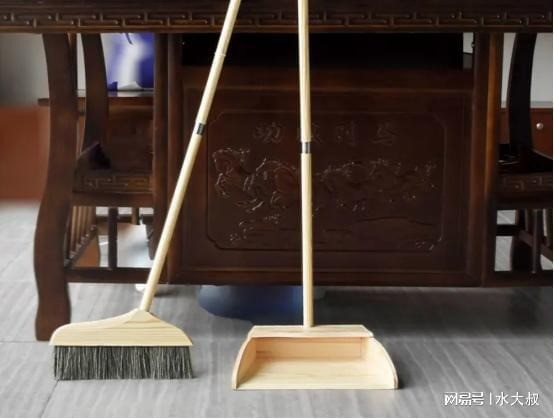 Cổ nhân dặn 'Cất chổi xa 3 nơi, con cháu phú quý', đừng bao giờ để chổi ở 3 chỗ này trong nhà 2 Cổ nhân dặn 'Cất chổi xa 3 nơi, con cháu phú quý', đừng bao giờ để chổi ở 3 chỗ này trong nhà 2