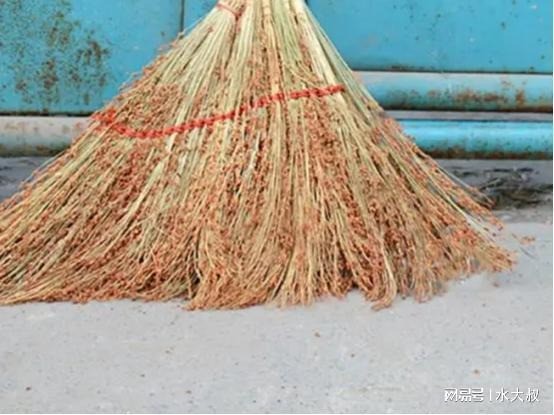 Cổ nhân dặn 'Cất chổi xa 3 nơi, con cháu phú quý', đừng bao giờ để chổi ở 3 chỗ này trong nhà 3 Cổ nhân dặn 'Cất chổi xa 3 nơi, con cháu phú quý', đừng bao giờ để chổi ở 3 chỗ này trong nhà 3