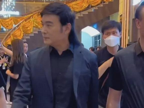 'Triển Chiêu đẹp trai nhất màn ảnh' đi hát sự kiện, nhan sắc ra sao mà gây tranh cãi? 2 'Triển Chiêu đẹp trai nhất màn ảnh' đi hát sự kiện, nhan sắc ra sao mà gây tranh cãi? 2