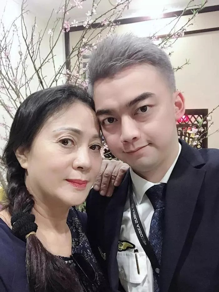Hà Duy là con trai NSƯT Hương Dung Hà Duy là con trai NSƯT Hương Dung