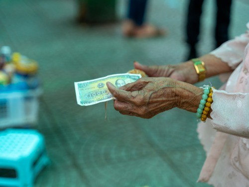 Bối rối khi thanh toán tiền hay đếm tiền lẻ là một trong những dấu hiệu của mất trí nhớ. Ảnh minh họa: Internet