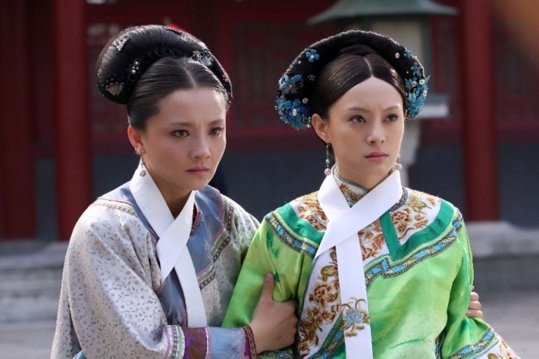 Cuộc sống trong cung đã bào mòn sức khỏe của cung nữ. Họ khó có thể mang thai nên càng không được những người đàn ông chốn nhân gian lựa chọn làm vợ. Trong ảnh là cung nữ Thôi Cận Tịch (trái) của phim Hậu Cung Chân Hoàn Truyện. Ảnh minh họa: Internet