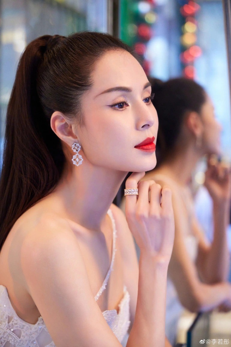 Nhan sắc hiện tại của Lý Nhược Đồng. Nhan sắc hiện tại của Lý Nhược Đồng.