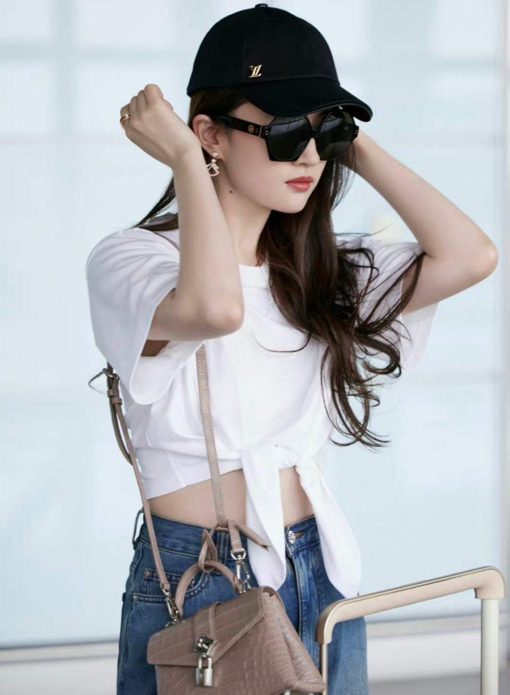 Lưu Diệc Phi khoác cả 'căn hộ' ra sân bay, CDM lại khen nức nở báu vật cực phẩm 4 Lưu Diệc Phi khoác cả 'căn hộ' ra sân bay, CDM lại khen nức nở báu vật cực phẩm 4