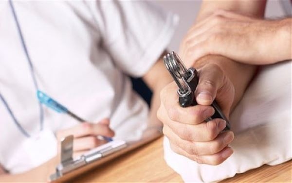 Lực cầm nắm yếu cũng là biểu hiện của lão hóa hoặc loãng xương, ít hoạt động thể chất. Ảnh minh họa: Internet Lực cầm nắm yếu cũng là biểu hiện của lão hóa hoặc loãng xương, ít hoạt động thể chất. Ảnh minh họa: Internet
