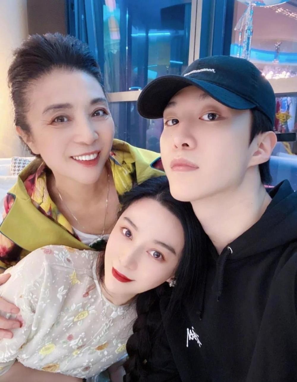 Hát ở đám cưới, bố Phạm Băng Băng gây sốc visual dù đã ngoài 70 3 Hát ở đám cưới, bố Phạm Băng Băng gây sốc visual dù đã ngoài 70 3