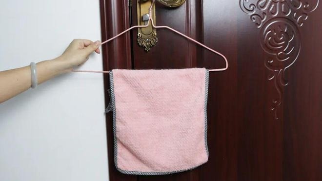Treo khăn ở tay nắm cửa như vậy có tác dụng đánh động nếu nhà bị kẻ xấu đột nhập. Ảnh minh họa: Internet
