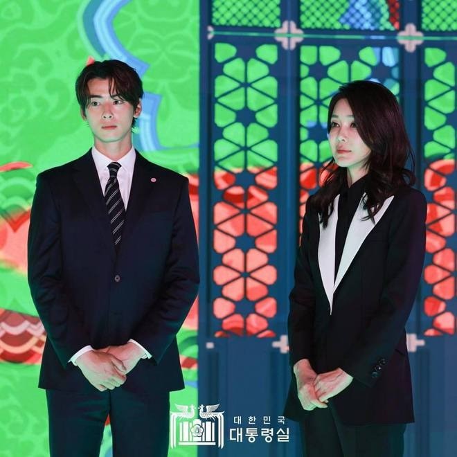 Nhìn bức ảnh này, Đệ nhất phu nhân Kim Keon Hee và nam ca sĩ Cha Eun Woo dường như không cách biệt tuổi tác quá nhiều.