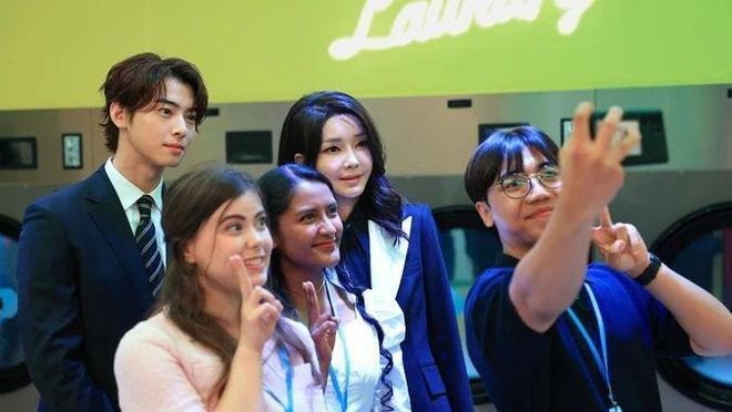 Cha Eun Woo và Kim Keon Hee không có sự tương tác gần gũi trong suốt quá trình diễn ra sự kiện.