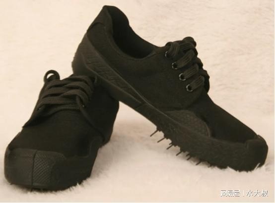 Đi giày đế mỏng lâu có thể gây tổn thương chân. Ảnh minh họa: Internet