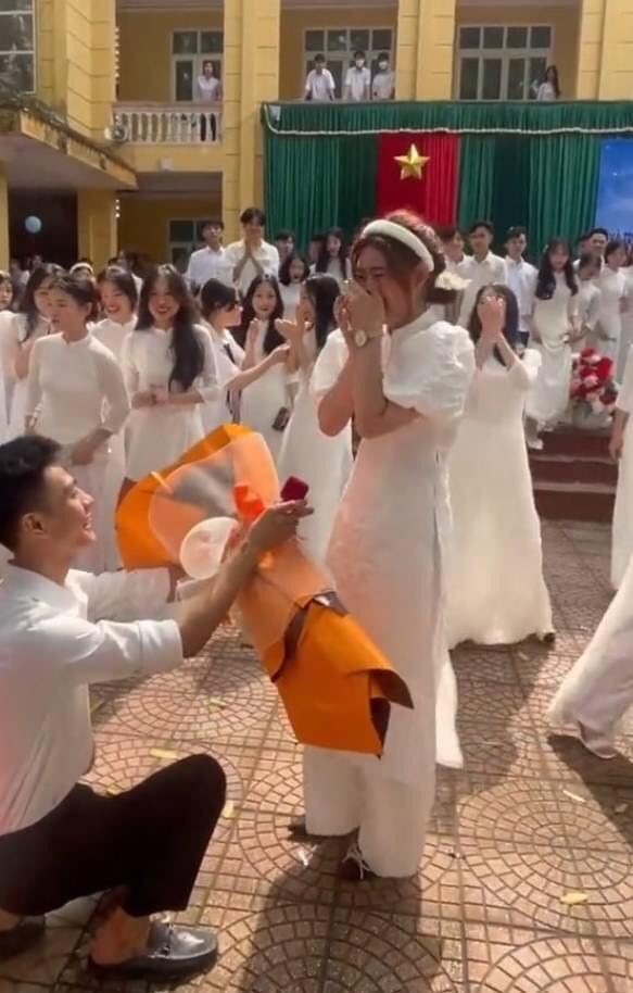 Nam sinh quỳ gối cầu hôn bạn gái ngay tại lễ tốt nghiệp cấp 3. Ảnh chụp màn hình