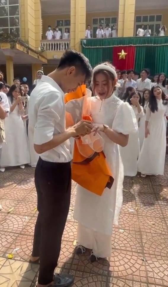 Cặp đôi trẻ nhận được sự cổ vũ nhiệt tình từ bạn bè, thầy cô. Ảnh chụp màn hình