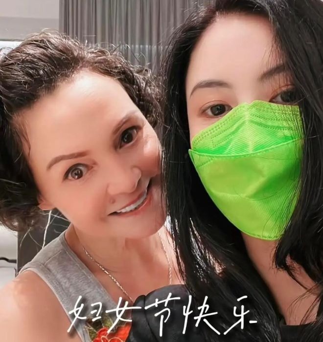 Càng có tuổi, Trương Bá Chi càng giống người nước ngoài, đặc biệt là cặp lông mày và đôi mắt rất giống mẹ. Càng có tuổi, Trương Bá Chi càng giống người nước ngoài, đặc biệt là cặp lông mày và đôi mắt rất giống mẹ.