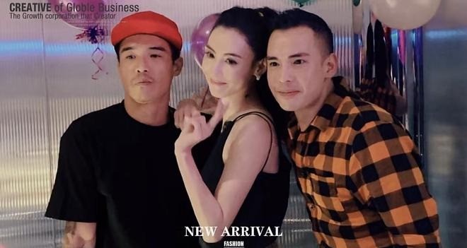 3 chị em Trương Bá Chi hiếm khi chung khung hình. Bên trái là Trương Hào Long còn bên phải là Trương Bá Văn. 3 chị em Trương Bá Chi hiếm khi chung khung hình. Bên trái là Trương Hào Long còn bên phải là Trương Bá Văn.