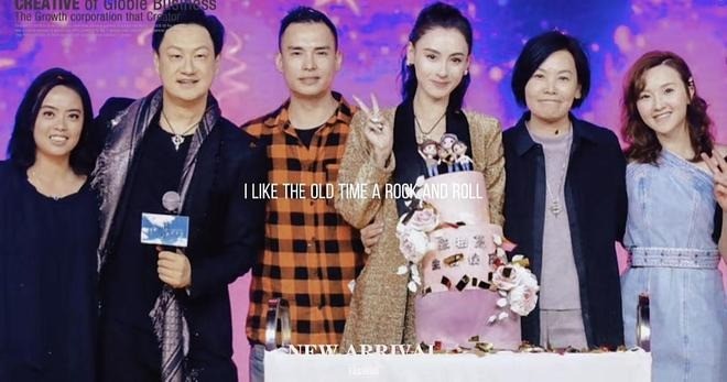 Không ai có thể cưỡng lại quy luật tạo hóa và dù có dấu hiệu tuổi tác thì không thể phủ nhận Trương Bá Chi vẫn rất xinh đẹp. Không ai có thể cưỡng lại quy luật tạo hóa và dù có dấu hiệu tuổi tác thì không thể phủ nhận Trương Bá Chi vẫn rất xinh đẹp.