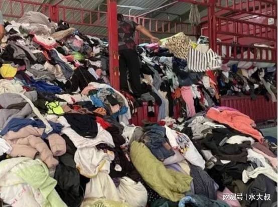 Quần áo cũ chất đống trong nhà vừa tốn không gian, lãng phí năng lượng của bạn. Ảnh minh họa: Internet