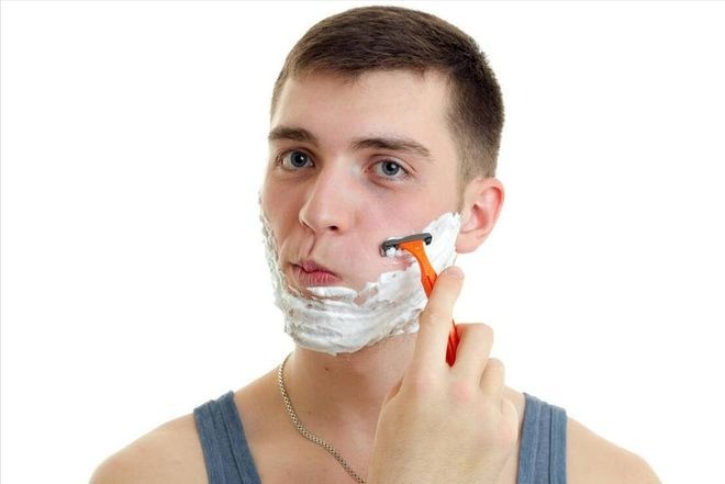 Tuyệt đối không dùng chung các sản phẩm chăm sóc cá nhân như bàn chải đánh răng, dao cạo dâu... Ảnh minh họa: Internet