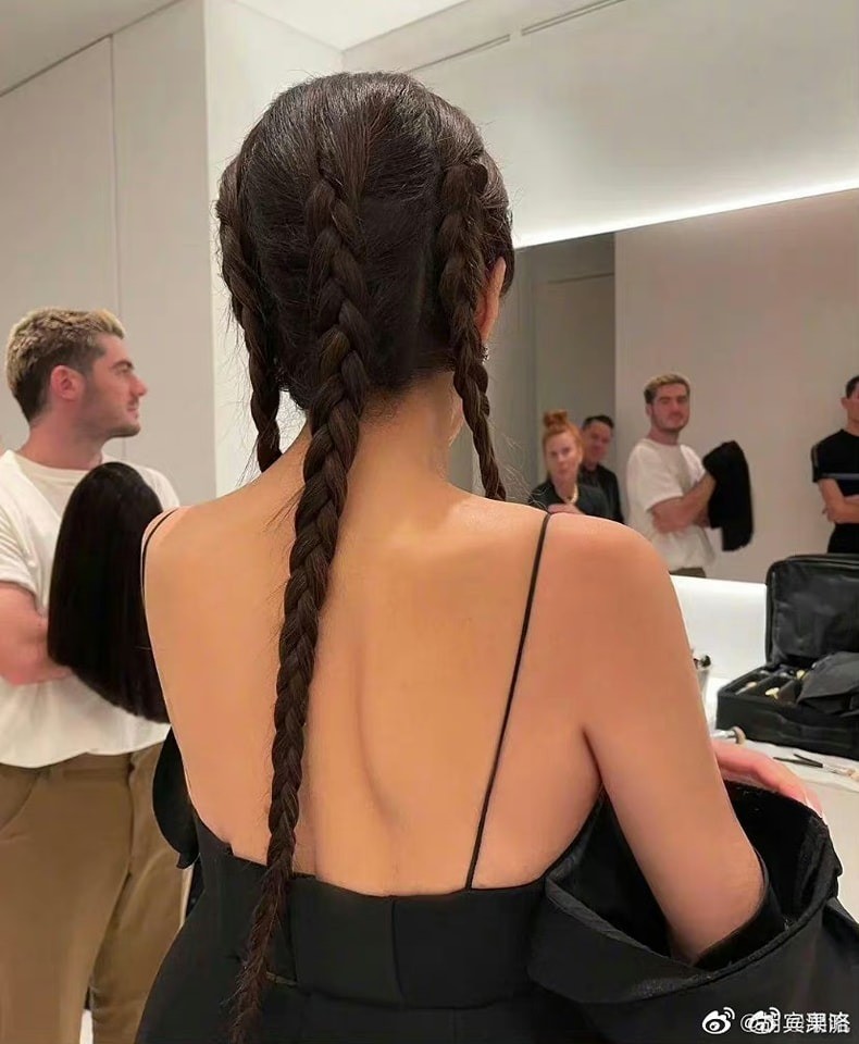 Thật khó tin khi nói đây là bóng lưng của một bà lão 74 tuổi, nhưng đó là sự thật.