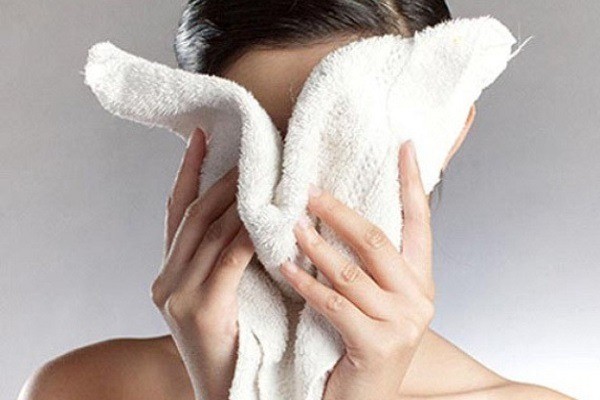 Dùng khăn lau khô mặt là một sai lầm rất nhiều người phạm phải. Ảnh minh họa: Internet