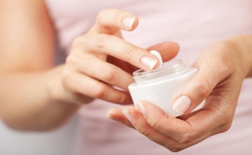 Lấy mỹ phẩm bằng tay chưa rửa sạch sẽ khiến lây lan vi khuẩn cho toàn bộ sản phẩm. Ảnh minh họa: Internet