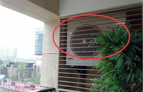Lắp điều hòa ngoài ban công vừa hại thiết bị, vừa không tốt về mặt phong thủy. Ảnh minh họa: Internet Lắp điều hòa ngoài ban công vừa hại thiết bị, vừa không tốt về mặt phong thủy. Ảnh minh họa: Internet