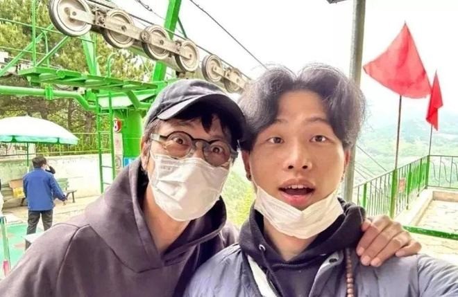 Trần Khôn mặc đồ đen, đội mũ lưỡi trai, đeo khẩu trang che kín mặt. Trần Tôn Hựu đeo khuyên tai màu đen và 2 chuỗi tràng hạt quanh cổ.