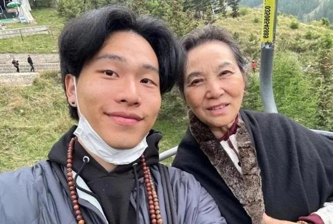 Trần Tôn Hựu chụp cùng bà nội.