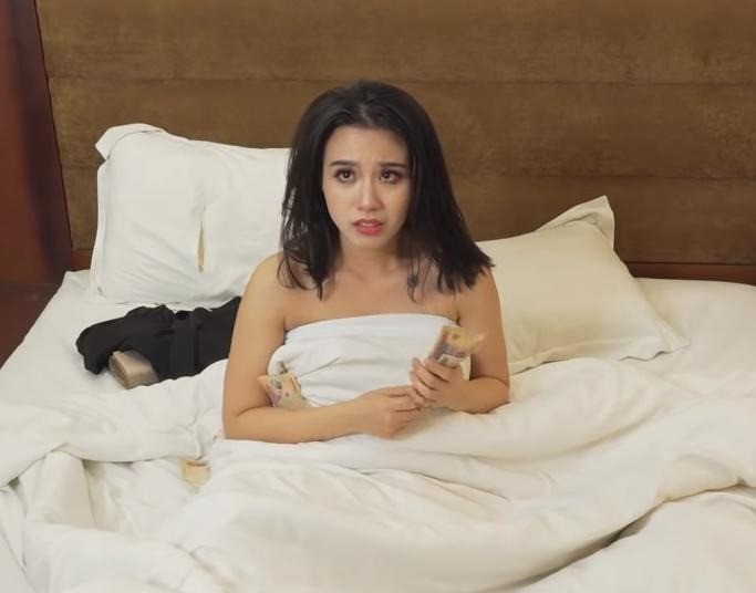 Linh Miu không ngần ngại đóng cảnh giường chiếu. Ảnh: Internet