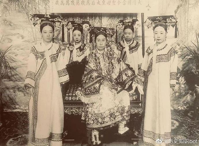 Tứ Cách Cách (ngoài cùng bên trái) được Từ Hi rất sủng ái. Tứ Cách Cách (ngoài cùng bên trái) được Từ Hi rất sủng ái.
