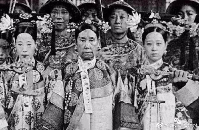 Mang tiếng được Thái hậu sủng ái nhưng gương mặt Tứ Cách Cách lúc nào cũng u buồn vì cô không có được tự do. Mang tiếng được Thái hậu sủng ái nhưng gương mặt Tứ Cách Cách lúc nào cũng u buồn vì cô không có được tự do.