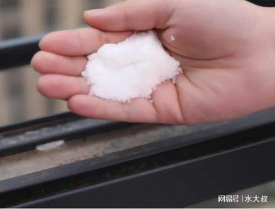 Dùng muối để làm sạch khe cửa sổ. Ảnh minh họa: Internet