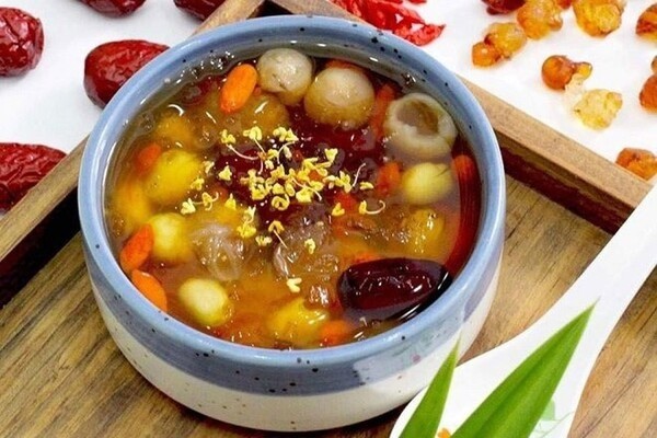 Vải nấu chè dưỡng nhan ăn vừa ngon, vừa đẹp da. Ảnh minh họa: Internet Vải nấu chè dưỡng nhan ăn vừa ngon, vừa đẹp da. Ảnh minh họa: Internet
