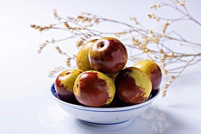 Vỏ hồng táo cứng nên cũng không tốt cho người có vấn đề về dạ dày. Ảnh minh họa: Internet