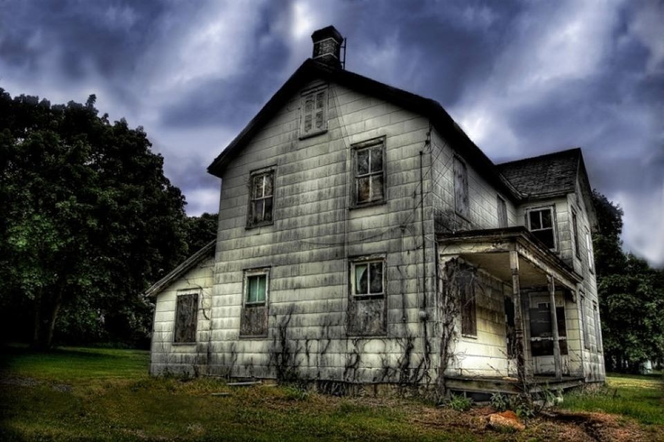 Những căn nhà gần bệnh viện, nghĩa trang, lò mồ, bãi rác... thì âm khí rất nặng. Ảnh minh họa: Internet