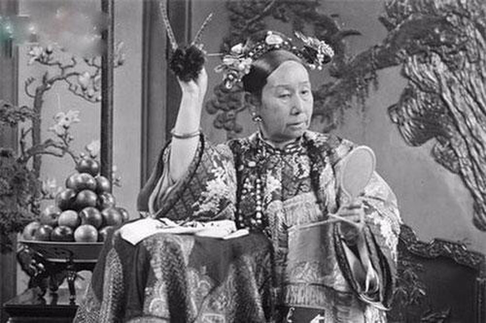 Từ Hi Thái hậu cũng có bộ hộ giáp dài vút. Ảnh: Internet