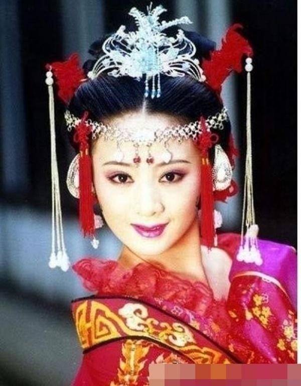 Lý Lâm nổi tiếng với vai diễn Đỗ Băng Nhạn trong Lên Nhầm Kiệu Hoa Được Chồng Như Ý. Lý Lâm nổi tiếng với vai diễn Đỗ Băng Nhạn trong Lên Nhầm Kiệu Hoa Được Chồng Như Ý.