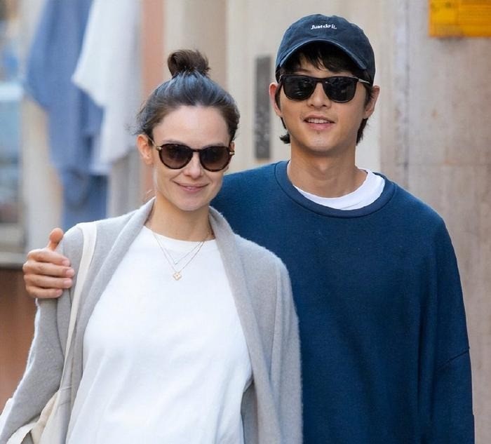 Vợ mới của Song Joong Ki luôn bị đem ra so sánh với Song Hye Kyo, nhưng cô ấy đã đem lại cho Song Joong Ki thứ anh khao khát. Vợ mới của Song Joong Ki luôn bị đem ra so sánh với Song Hye Kyo, nhưng cô ấy đã đem lại cho Song Joong Ki thứ anh khao khát.