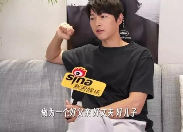 Song Joong Ki từng chia sẻ anh khao khát một gia đình hạnh phúc với những đứa trẻ. Song Joong Ki từng chia sẻ anh khao khát một gia đình hạnh phúc với những đứa trẻ.