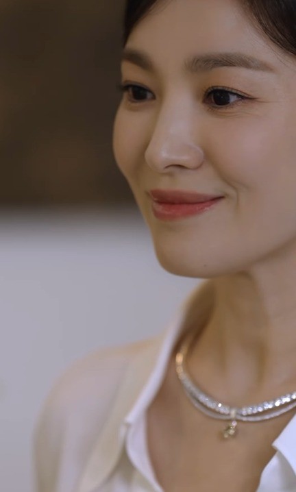 Quanh mắt Song Hye Kyo đã xuất hiện nhiều nếp nhăn, vết chân chim.