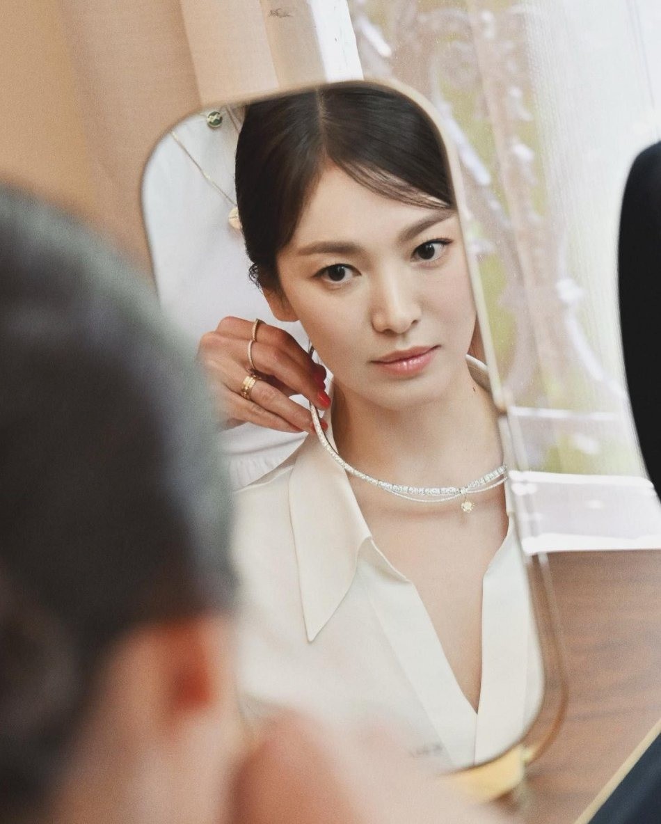 Nhưng không thể phủ nhận dù có nếp nhăn thì Song Hye Kyo vẫn rất xinh đẹp, một vẻ đẹp đằm thắm, đúng với tuổi 42 của cô.