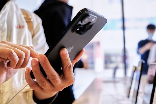 Người dùng iPhone và Android hoàn toàn có thể chặn được những cuộc gọi không xác định. Tuy nhiên, bạn cần cân nhắc bởi nếu cài đặt, bạn có thể lỡ cuộc gọi của shipper... Ảnh minh họa: Internet Người dùng iPhone và Android hoàn toàn có thể chặn được những cuộc gọi không xác định. Tuy nhiên, bạn cần cân nhắc bởi nếu cài đặt, bạn có thể lỡ cuộc gọi của shipper... Ảnh minh họa: Internet