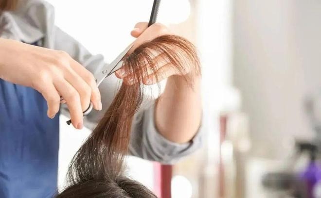 Hỏi ý kiến của thợ cắt tóc đôi khi sẽ cho bạn trải nghiệm không tốt. Ảnh minh họa: Internet Hỏi ý kiến của thợ cắt tóc đôi khi sẽ cho bạn trải nghiệm không tốt. Ảnh minh họa: Internet