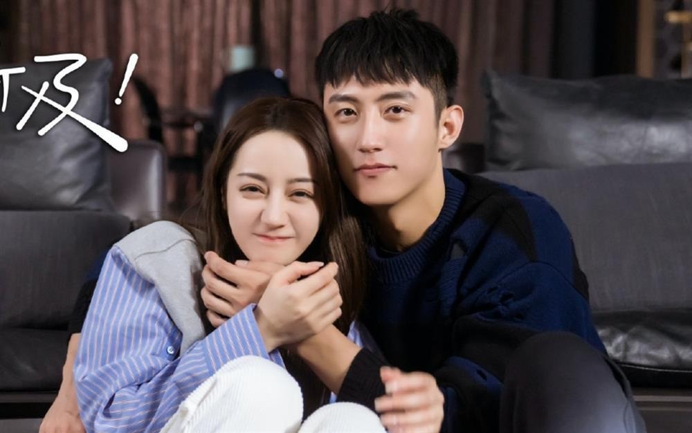 Hoàng Cảnh Du và Địch Lệ Nhiệt Ba vướng tin đồn hẹn hò sau khi hợp tác trong bộ phim Hạnh Phúc Trong Tầm Tay. Hoàng Cảnh Du và Địch Lệ Nhiệt Ba vướng tin đồn hẹn hò sau khi hợp tác trong bộ phim Hạnh Phúc Trong Tầm Tay.