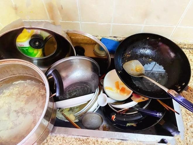 Để bát đũa chất đống trong bồn rửa là sai lầm phổ biến nhiều người phạm phải. Ảnh minh họa: Internet Để bát đũa chất đống trong bồn rửa là sai lầm phổ biến nhiều người phạm phải. Ảnh minh họa: Internet