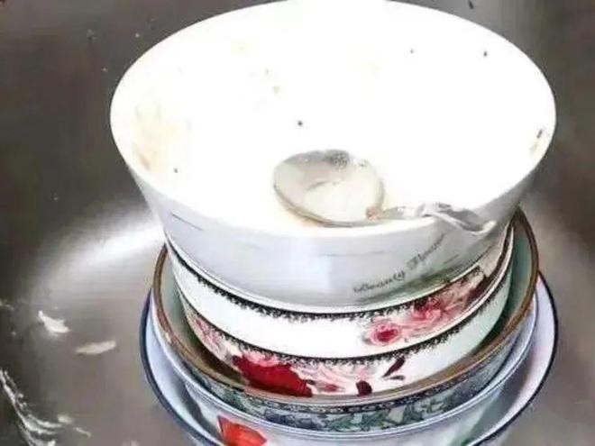 Xếp chồng bát đĩa trong lúc dọn dẹp cũng sẽ khiến việc rửa bát đũa thêm vất vả, không sạch. Ảnh minh họa: Internet Xếp chồng bát đĩa trong lúc dọn dẹp cũng sẽ khiến việc rửa bát đũa thêm vất vả, không sạch. Ảnh minh họa: Internet