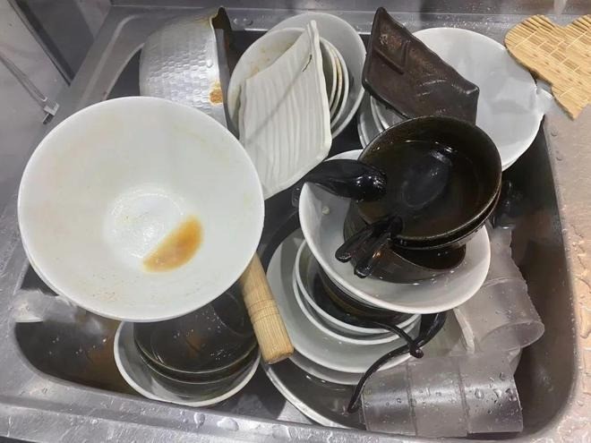 Đổ trực tiếp nước rửa bát lên bát đĩa cũng không phải ý tưởng hay. Ảnh minh họa: Internet Đổ trực tiếp nước rửa bát lên bát đĩa cũng không phải ý tưởng hay. Ảnh minh họa: Internet