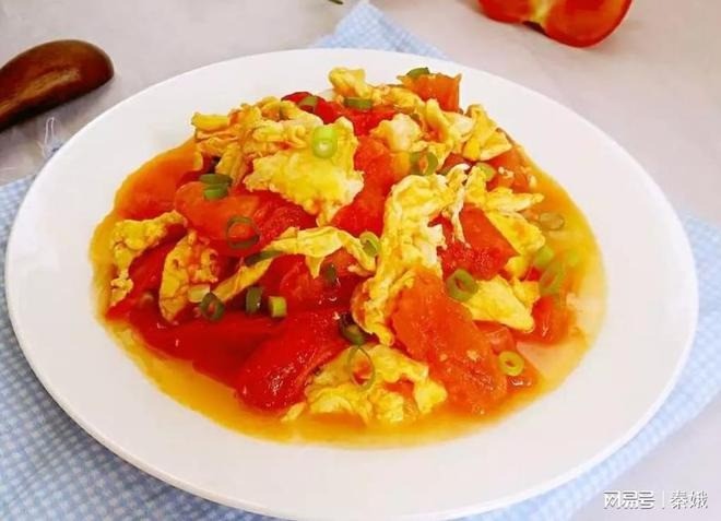 Cà chua vừa có thể ăn sống, vừa có thể nấu chín, cách chế biến phong phú và đặc biệt là rất tốt cho làn da. Ảnh minh họa: Internet Cà chua vừa có thể ăn sống, vừa có thể nấu chín, cách chế biến phong phú và đặc biệt là rất tốt cho làn da. Ảnh minh họa: Internet
