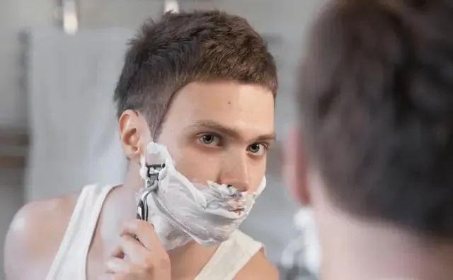 Không nên cạo râu ngay khi vừa ngủ dậy, trước khi tắm hay trước khi tập thể dục. Ảnh minh họa: Internet Không nên cạo râu ngay khi vừa ngủ dậy, trước khi tắm hay trước khi tập thể dục. Ảnh minh họa: Internet